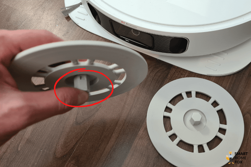 Два болта, которые обеспечивают дополнительное контактное давление на пластины.